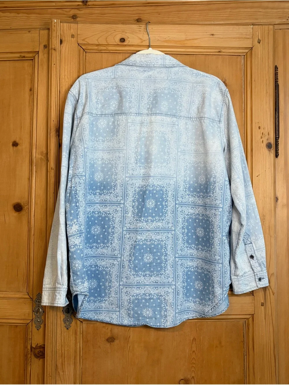 American Eagle Women’s Light Blue Bandana-Print Cotton Denim Chambray Shirt Sz M - Picture 2 of 6